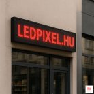 Piros beltéri LED fényújság - P10, 128x64 cm